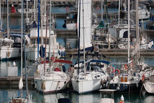 İtalya, Sicilya, Akdeniz, Marina di Ragusa (Ragusa Eyaleti); 10 Mayıs 2025, limanda motorlu tekneler ve lüks yatlar - EDITORIAL