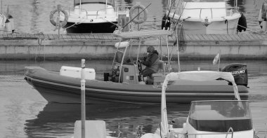 İtalya, Sicilya, Akdeniz, Marina di Ragusa (Ragusa Eyaleti); 10 Mayıs 2025, limandaki lastik bir teknede balıkçı - EDITORIAL