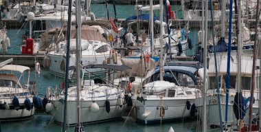 İtalya, Sicilya, Akdeniz, Marina di Ragusa (Ragusa Eyaleti); limanda lüks yatlar 