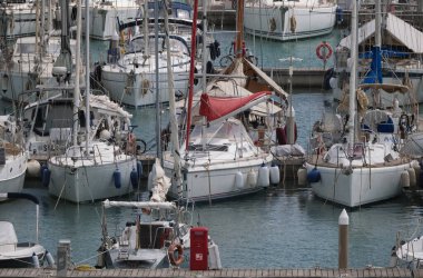 İtalya, Sicilya, Akdeniz, Marina di Ragusa (Ragusa Eyaleti); limanda lüks yatlar 