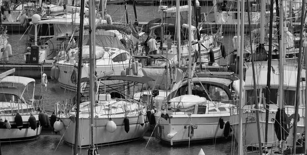 İtalya, Sicilya, Akdeniz, Marina di Ragusa (Ragusa Eyaleti); limanda lüks yatlar 