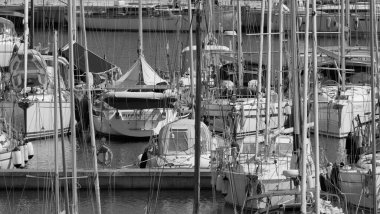 İtalya, Sicilya, Akdeniz, Marina di Ragusa (Ragusa Eyaleti); 12 Mayıs 2025, limanda yelkenli tekneleri - EDITORIAL
