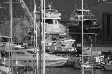 İtalya, Sicilya, Akdeniz, Marina di Ragusa (Ragusa ili); 12 Mayıs 2025, limanda lüks yatlar - EDITORIAL