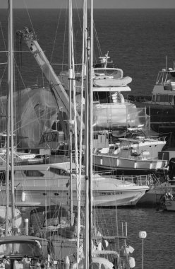 İtalya, Sicilya, Akdeniz, Marina di Ragusa (Ragusa ili); 12 Mayıs 2025, limanda lüks yatlar - EDITORIAL