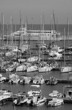 İtalya, Sicilya, Akdeniz, Marina di Ragusa (Ragusa ili); 13 Mayıs 2025, Sicilya 'yı Malta adasına bağlayan feribot ve limandaki lüks yatlar - EDITORIAL