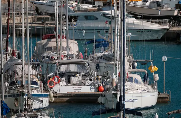 İtalya, Sicilya, Akdeniz, Marina di Ragusa (Ragusa ili); 13 Mayıs 2025, limanda lüks yatlar - EDITORIAL