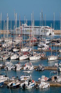 İtalya, Sicilya, Akdeniz, Marina di Ragusa (Ragusa ili); 13 Mayıs 2025, Sicilya 'yı Malta adasına bağlayan feribot ve limandaki lüks yatlar - EDITORIAL