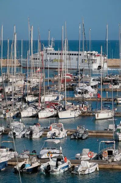 İtalya, Sicilya, Akdeniz, Marina di Ragusa (Ragusa ili); 13 Mayıs 2025, Sicilya 'yı Malta adasına bağlayan feribot ve limandaki lüks yatlar - EDITORIAL