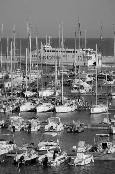 İtalya, Sicilya, Akdeniz, Marina di Ragusa (Ragusa ili); 13 Mayıs 2025, Sicilya 'yı Malta adasına bağlayan feribot ve limandaki lüks yatlar - EDITORIAL