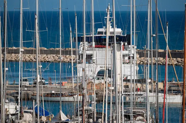 İtalya, Sicilya, Akdeniz, Marina di Ragusa (Ragusa ili); 13 Mayıs 2025, Sicilya 'yı Malta adasına bağlayan feribot ve limandaki lüks yatlar - EDITORIAL