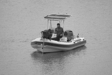 İtalya, Sicilya, Akdeniz, Marina di Ragusa (Ragusa Eyaleti); 15 Mayıs 2025, limandaki kauçuk bir teknede adamlar - EDITORIAL