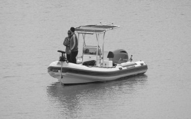 İtalya, Sicilya, Akdeniz, Marina di Ragusa (Ragusa Eyaleti); 15 Mayıs 2025, limandaki kauçuk bir teknede adamlar - EDITORIAL