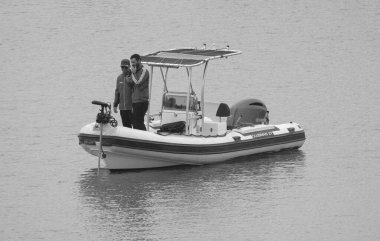 İtalya, Sicilya, Akdeniz, Marina di Ragusa (Ragusa Eyaleti); 15 Mayıs 2025, limandaki kauçuk bir teknede adamlar - EDITORIAL