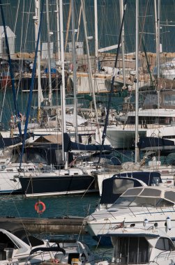 İtalya, Sicilya, Akdeniz, Marina di Ragusa (Ragusa ili); 16 Mayıs 2025, limanda lüks yatlar - EDITORIAL