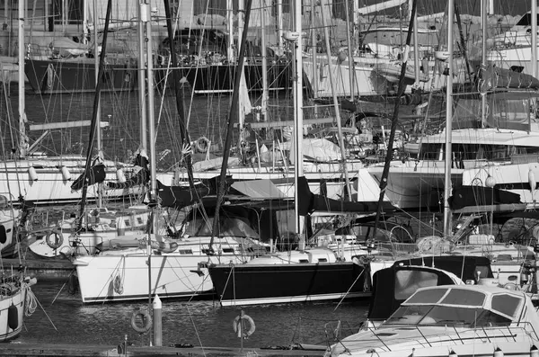 İtalya, Sicilya, Akdeniz, Marina di Ragusa (Ragusa ili); 16 Mayıs 2025, limanda lüks yatlar - EDITORIAL