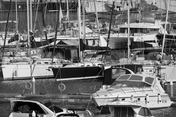 İtalya, Sicilya, Akdeniz, Marina di Ragusa (Ragusa Eyaleti); limanda lüks yatlar 