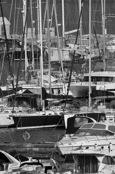 İtalya, Sicilya, Akdeniz, Marina di Ragusa (Ragusa ili); 16 Mayıs 2025, limanda lüks yatlar - EDITORIAL