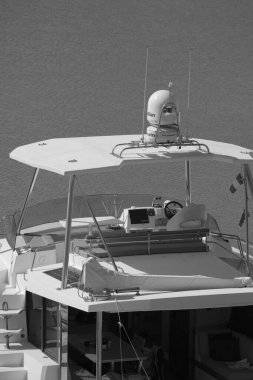 İtalya, Sicilya, Akdeniz, Marina di Ragusa (Ragusa Eyaleti); 17 Mayıs 2025, limanda katamaran yelkenli teknesi - EDITORIAL