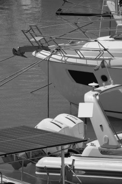 İtalya, Sicilya, Akdeniz, Marina di Ragusa (Ragusa ili); 17 Mayıs 2025, limanda lüks yatlar - EDITORIAL