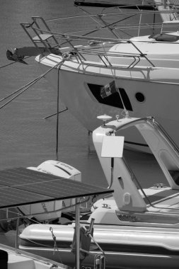 İtalya, Sicilya, Akdeniz, Marina di Ragusa (Ragusa ili); 17 Mayıs 2025, limanda lüks yatlar - EDITORIAL