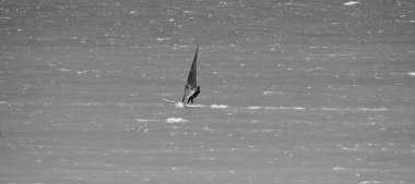 İtalya, Sicilya, Akdeniz, Marina di Ragusa (Ragusa ili); 7 Aralık 2021, denizde rüzgar sörfçüsü - EDITORIAL