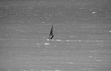 İtalya, Sicilya, Akdeniz, Marina di Ragusa (Ragusa ili); 7 Aralık 2021, denizde rüzgar sörfçüsü - EDITORIAL