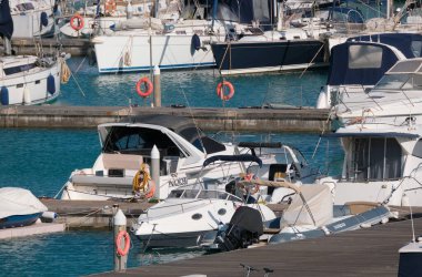 İtalya, Sicilya, Akdeniz, Marina di Ragusa (Ragusa ili); 17 Mayıs 2025, limanda motorlu tekneler ve lüks yatlar - EDITORIAL