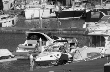 İtalya, Sicilya, Akdeniz, Marina di Ragusa (Ragusa ili); 17 Mayıs 2025, limanda motorlu tekneler ve lüks yatlar - EDITORIAL