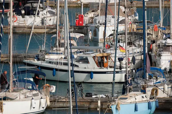 İtalya, Sicilya, Akdeniz, Marina di Ragusa (Ragusa ili); 21 Mayıs 2025, limandaki bir yelkenli teknesinde insanlar - EDITORIAL