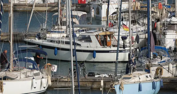 İtalya, Sicilya, Akdeniz, Marina di Ragusa (Ragusa ili); 21 Mayıs 2025, limandaki bir yelkenli teknesinde insanlar - EDITORIAL