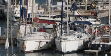 İtalya, Sicilya, Akdeniz, Marina di Ragusa (Ragusa ili); 21 Mayıs 2025, limandaki bir yelkenli teknesinde insanlar - EDITORIAL