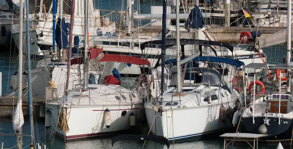 İtalya, Sicilya, Akdeniz, Marina di Ragusa (Ragusa ili); 21 Mayıs 2025, limandaki bir yelkenli teknesinde insanlar - EDITORIAL