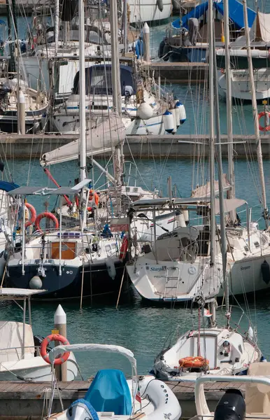 İtalya, Sicilya, Akdeniz, Marina di Ragusa (Ragusa ili); 21 Mayıs 2025, limanda yelkenli tekneleri - EDITORIAL