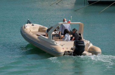 İtalya, Sicilya, Akdeniz, Marina di Ragusa (Ragusa Eyaleti); 23 Mayıs 2025, limandaki kauçuk bir teknede insanlar - EDITORIAL