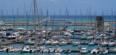 İtalya, Sicilya, Akdeniz, Marina di Ragusa (Ragusa ili); 25 Mayıs 2025, Sicilya 'yı Malta adasına bağlayan feribot ve limandaki lüks yatlar - EDITORIAL