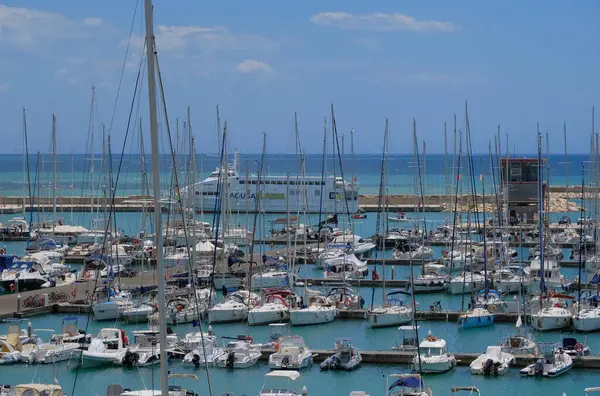 İtalya, Sicilya, Akdeniz, Marina di Ragusa (Ragusa ili); 25 Mayıs 2025, Sicilya 'yı Malta adasına bağlayan feribot ve limandaki lüks yatlar - EDITORIAL