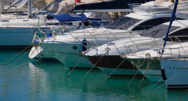 İtalya, Sicilya, Akdeniz, Marina di Ragusa (Ragusa ili); 26 Mayıs 2025, limanda lüks yatlar - EDITORIAL