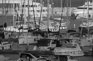 İtalya, Sicilya, Akdeniz, Marina di Ragusa (Ragusa ili); 26 Mayıs 2025, limanda lüks yatlar - EDITORIAL