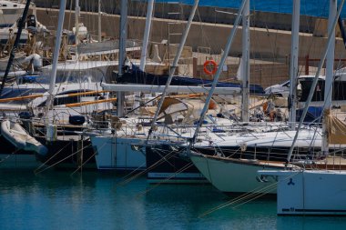 İtalya, Sicilya, Akdeniz, Marina di Ragusa (Ragusa ili); 31 Mayıs 2025, limanda lüks yatlar - EDITORIAL