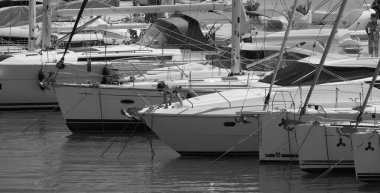 İtalya, Sicilya, Akdeniz, Marina di Ragusa (Ragusa Eyaleti); 1 Haziran 2025, limanda lüks bir yatta çift - EDITORIAL