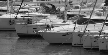 İtalya, Sicilya, Akdeniz, Marina di Ragusa (Ragusa Eyaleti); 1 Haziran 2025, limanda lüks bir yatta çift - EDITORIAL