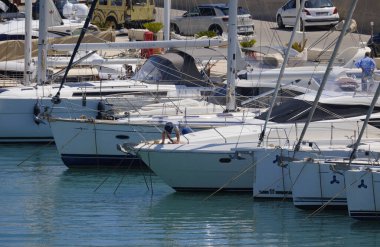 İtalya, Sicilya, Akdeniz, Marina di Ragusa (Ragusa Eyaleti); 1 Haziran 2025, limanda lüks bir yatta çift - EDITORIAL