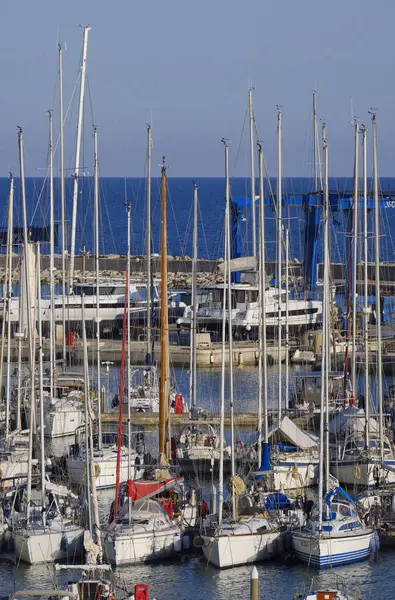 İtalya, Sicilya, Akdeniz, Marina di Ragusa (Ragusa ili); 1 Haziran 2025, limanda lüks yatlar - EDITORIAL