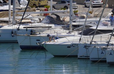 İtalya, Sicilya, Akdeniz, Marina di Ragusa (Ragusa Eyaleti); 1 Haziran 2025, limanda lüks bir yatta çift - EDITORIAL