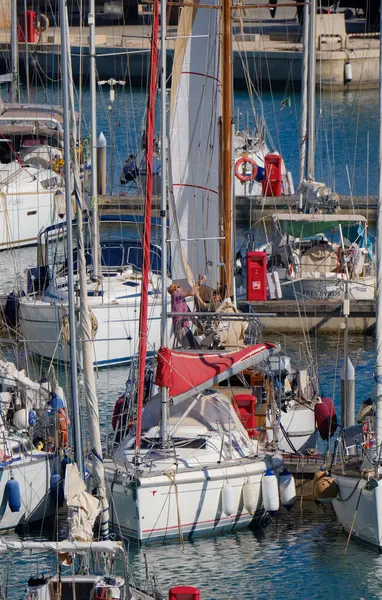 İtalya, Sicilya, Akdeniz, Marina di Ragusa (Ragusa ili); 1 Haziran 2025, limandaki bir yelkenli teknesinde çift - EDITORIAL