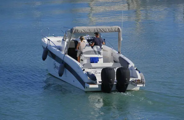 İtalya, Sicilya, Akdeniz, Marina di Ragusa (Ragusa Eyaleti); 2 Haziran 2025, limanda lüks bir yatta çift - EDITORIAL