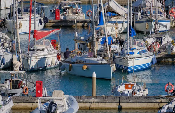 İtalya, Sicilya, Akdeniz, Marina di Ragusa (Ragusa Eyaleti); 2 Haziran 2025, limandaki bir yelkenli teknesinde adam - EDITORIAL