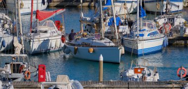 İtalya, Sicilya, Akdeniz, Marina di Ragusa (Ragusa Eyaleti); 2 Haziran 2025, limandaki bir yelkenli teknesinde adam - EDITORIAL