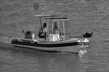 İtalya, Sicilya, Akdeniz, Marina di Ragusa (Ragusa Eyaleti); 3 Haziran 2025, limandaki lastik bir teknede balıkçılar - EDITORIAL