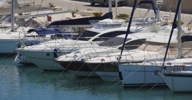 İtalya, Sicilya, Akdeniz, Marina di Ragusa (Ragusa ili); 3 Haziran 2025, limanda lüks yatlar - EDITORIAL